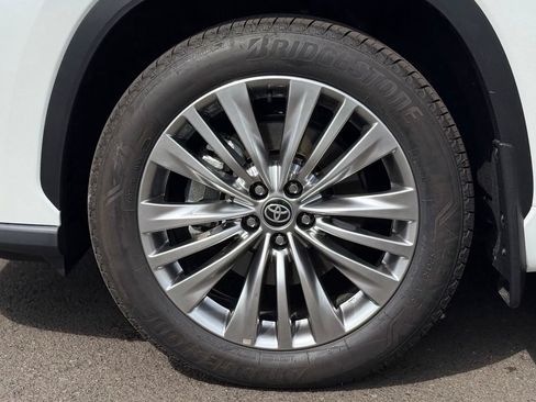 Used 2026 Toyota Highlander Platinum AWD/4WD image 9