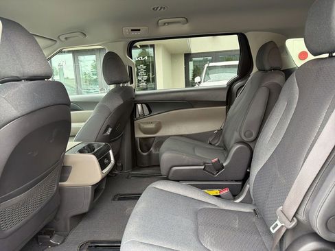 New 2025 Kia Carnival LX FWD image 16