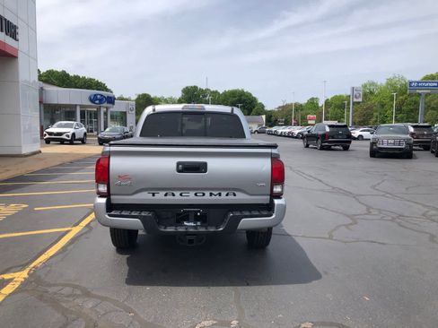Used 2022 Toyota Tacoma SR AWD/4WD image 6