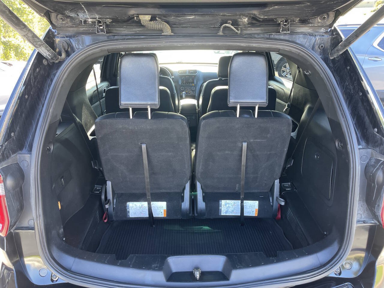 Used 2019 Ford Explorer XLT w/ Equipment Group 202A AWD/4WD image 14
