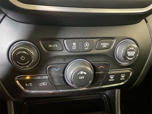 Used 2019 Jeep Cherokee Latitude w/ Cold Weather Group image 40