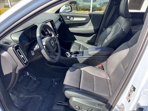 Used 2025 Volvo XC40 B5 Plus image 18