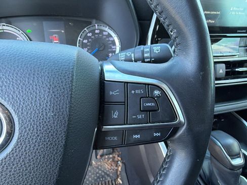 Used 2020 Toyota Highlander LE image 29