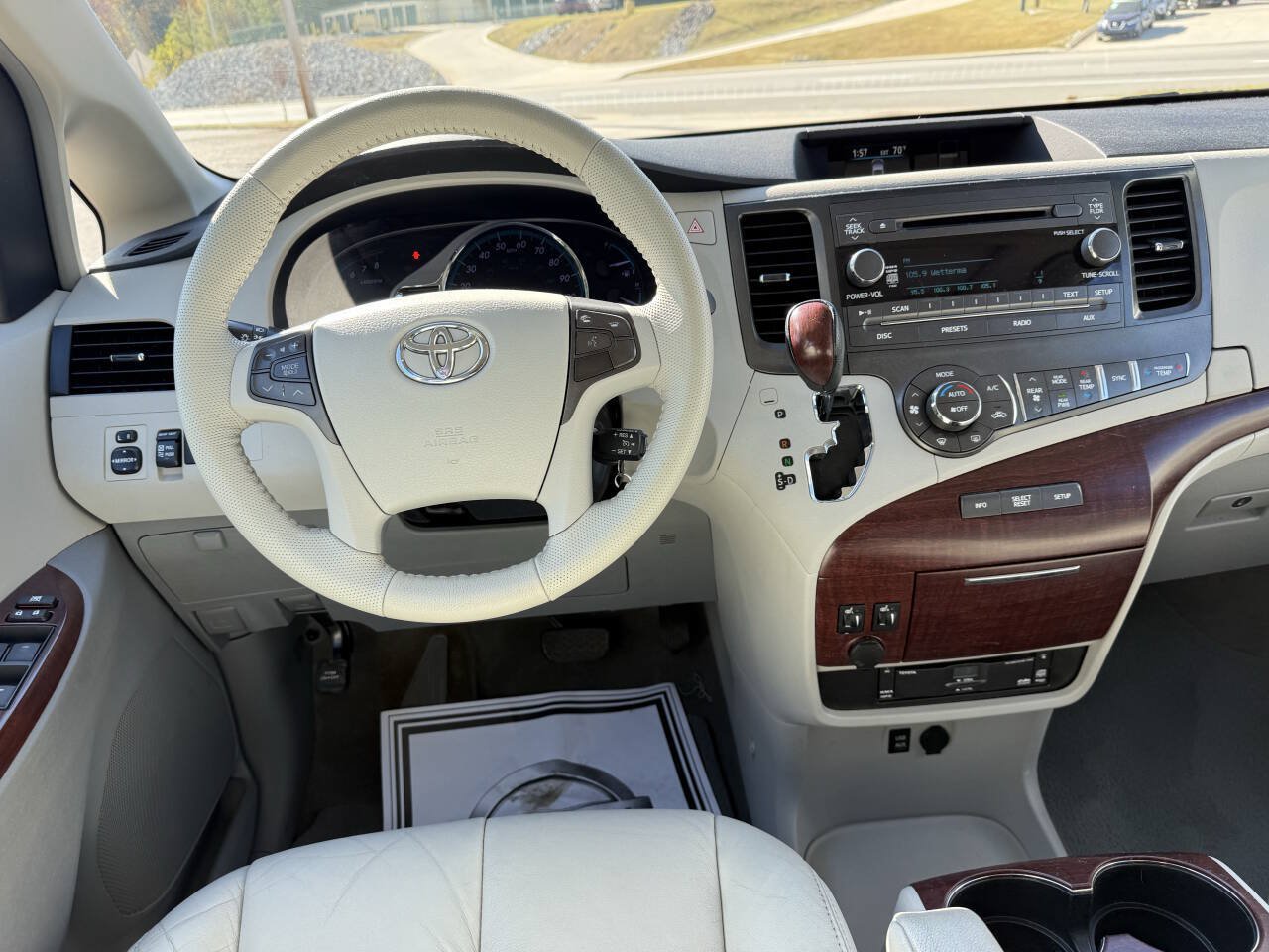 Used 2011 Toyota Sienna XLE w/ Entertainment Pkg FWD image 7