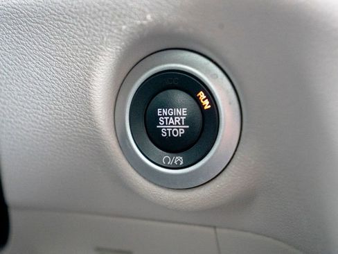 Used 2024 Chrysler Pacifica Touring-L FWD image 32
