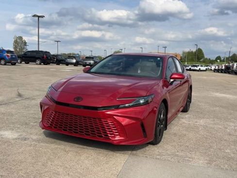 Used 2025 Toyota Camry LE w/ Convenience Package image 4