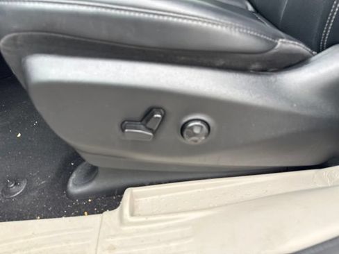 Used 2024 Chrysler Pacifica Touring-L FWD image 14