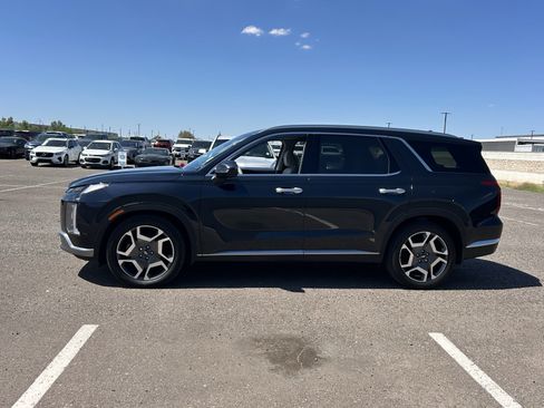 Used 2023 Hyundai Palisade Limited w/ Winter Package FWD image 2