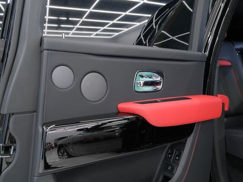 Used 2025 Rolls-Royce Cullinan image 32