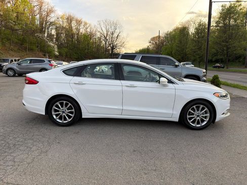 Used 2017 Ford Fusion SE image 4