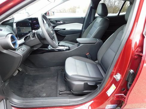 Used 2025 Chevrolet Trax LT image 12