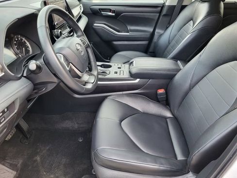 Used 2025 Toyota Highlander XLE image 12
