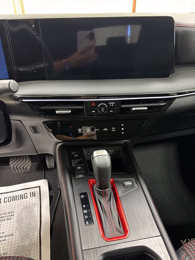 Used 2025 Nissan Kicks SR FWD image 12