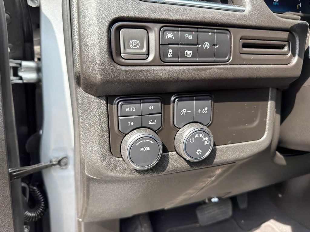 Used 2023 Chevrolet Tahoe RST w/ Luxury Package AWD/4WD image 17