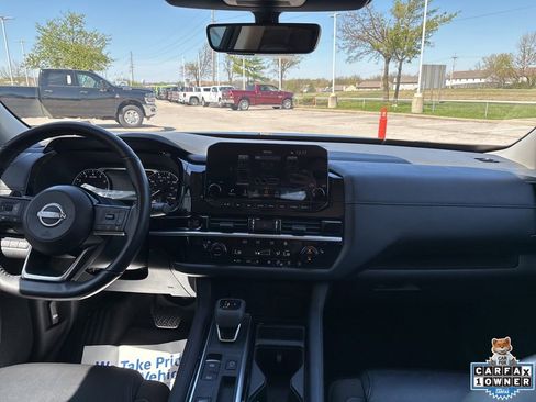 Used 2025 Nissan Pathfinder SL FWD image 2
