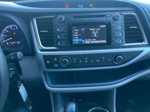 Used 2018 Toyota Highlander LE image 6