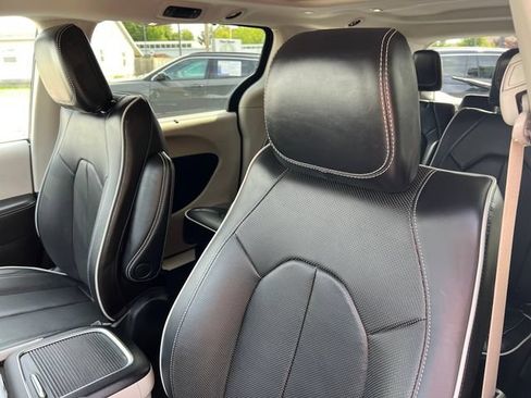 Used 2024 Chrysler Pacifica Limited FWD image 15