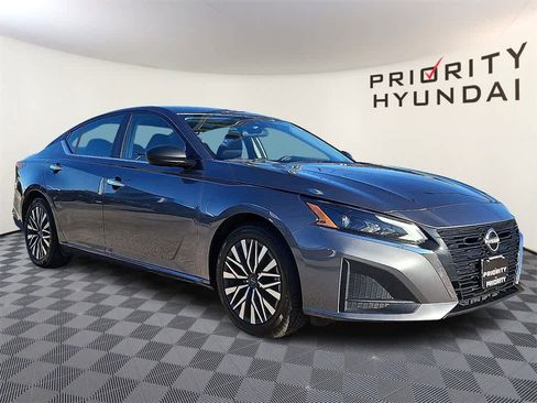 Used 2024 Nissan Altima 2.5 SV image 3