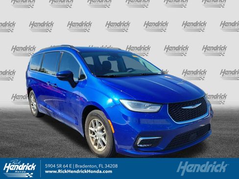 Used 2021 Chrysler Pacifica Touring image 1