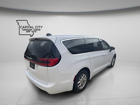 New 2026 Chrysler Pacifica Select image 5