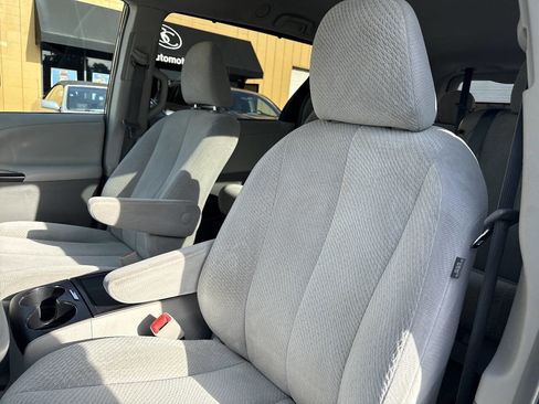 Used 2013 Toyota Sienna LE w/ Towing Pkg image 17