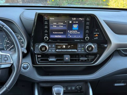 Used 2021 Toyota Highlander XLE AWD/4WD image 29