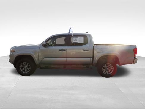 Used 2017 Toyota Tacoma TRD Sport image 4