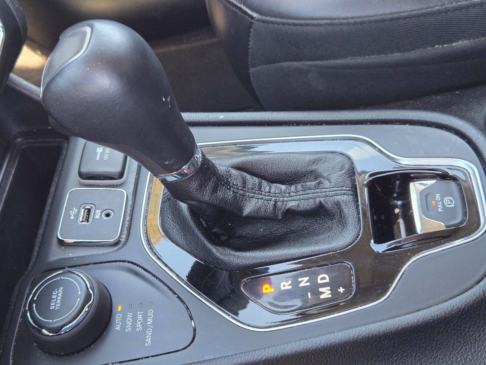 Used 2019 Jeep Cherokee Limited w/ Luxury Group AWD/4WD image 16