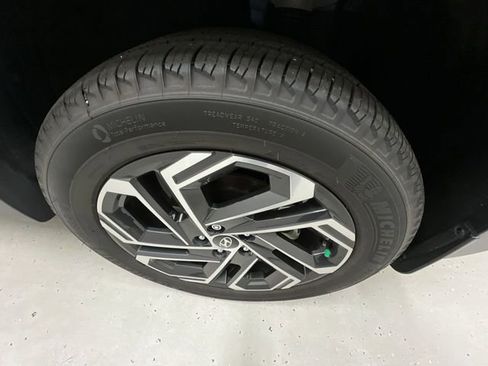 Used 2025 Hyundai Tucson Limited AWD/4WD image 34