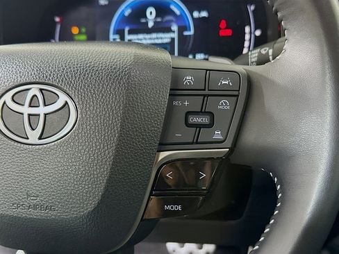 Used 2025 Toyota Camry SE w/ Convenience Package image 17