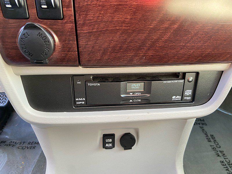 Used 2012 Toyota Sienna XLE w/ Entertainment Pkg FWD image 9