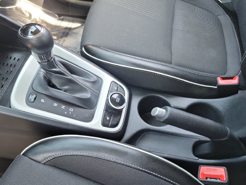 Used 2023 Hyundai Venue Limited FWD image 14