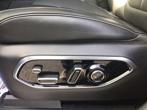Used 2023 Jeep Grand Cherokee Overland w/ Luxury Tech Group IV AWD/4WD image 21