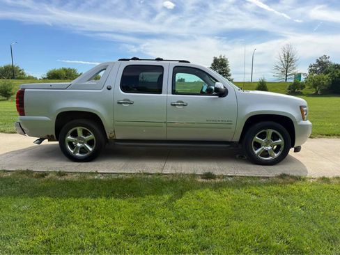 Used 2013 Chevrolet Avalanche LTZ AWD/4WD image 8