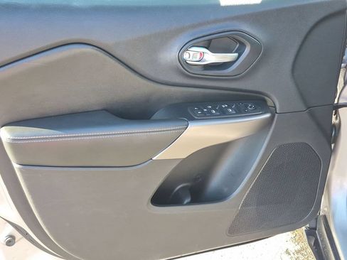 Used 2019 Jeep Cherokee Latitude w/ Popular Appearance Group FWD image 8