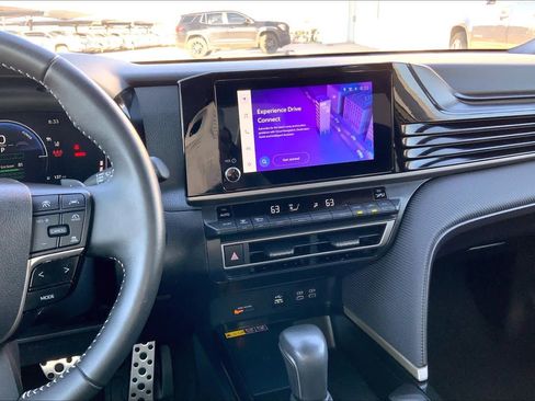 Used 2025 Toyota Camry SE image 7