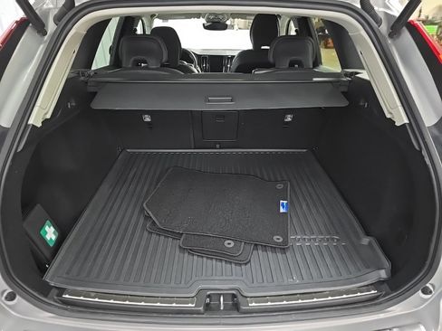 Used 2023 Volvo XC60 B5 Plus image 12