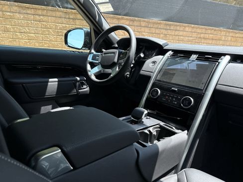 Used 2025 Land Rover Discovery S image 11