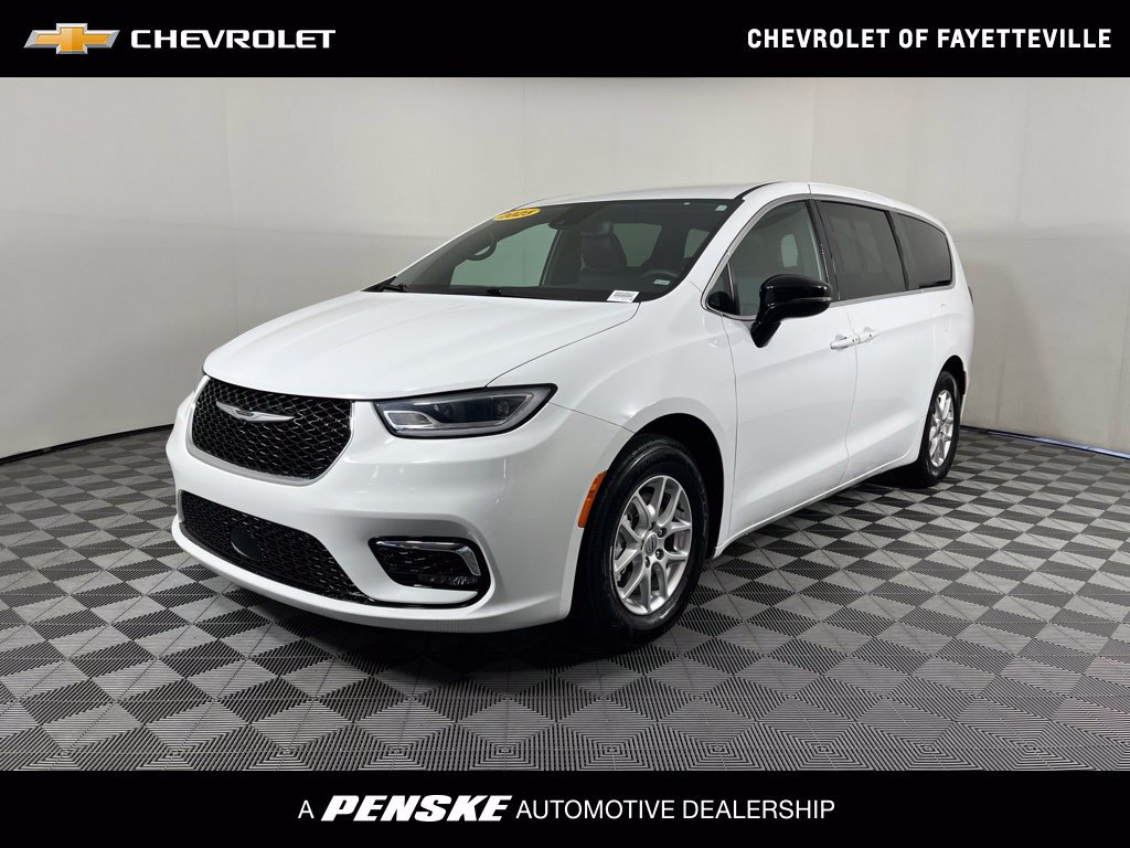 Used 2025 Chrysler Pacifica Select FWD image 1