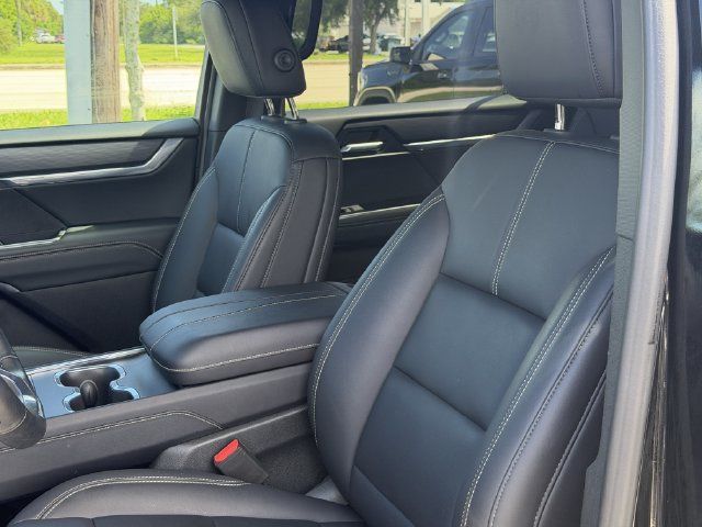 Used 2026 GMC Acadia Elevation w/ Elevation Premium Package FWD image 15
