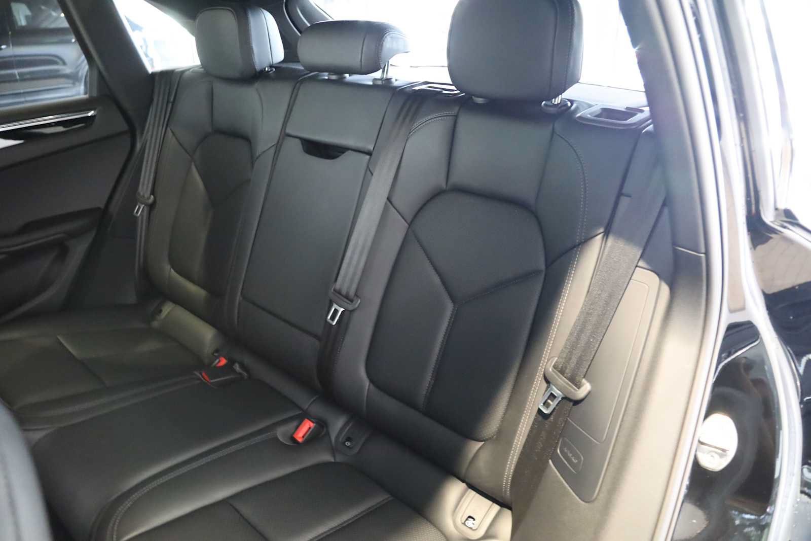 Used 2025 Porsche Macan AWD/4WD image 19
