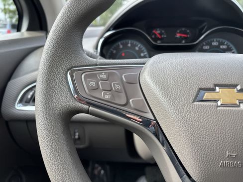Used 2018 Chevrolet Cruze LT w/ Convenience Package FWD image 11