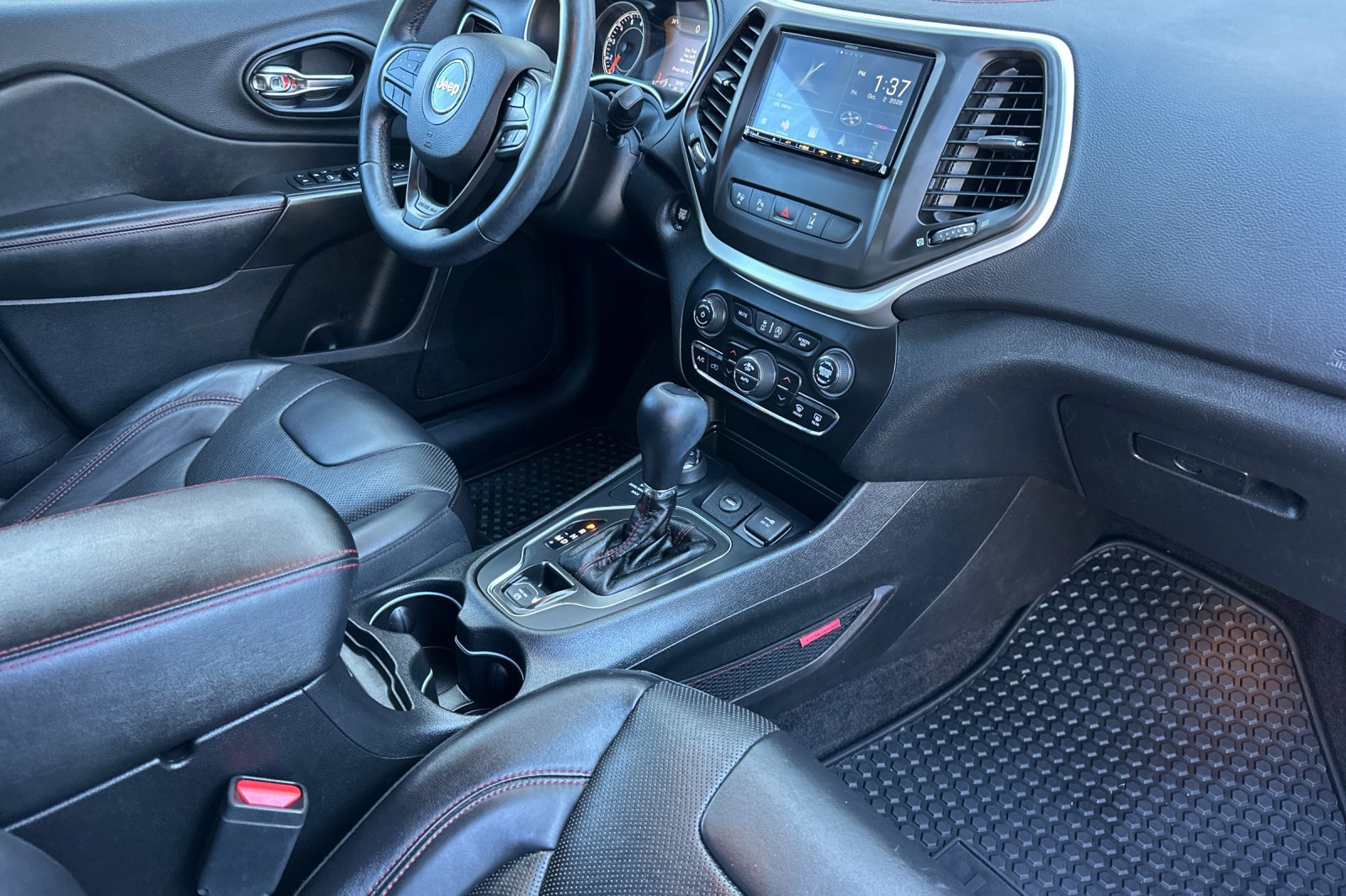 Used 2019 Jeep Cherokee Trailhawk AWD/4WD image 17
