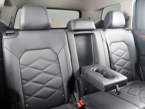 Used 2025 Volkswagen Atlas SE w/ Panoramic Sunroof Package FWD image 17