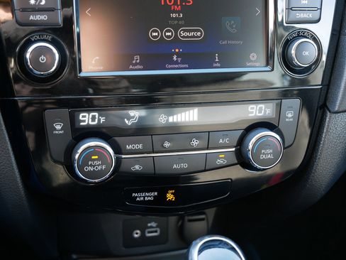 Used 2018 Nissan Rogue SV image 23