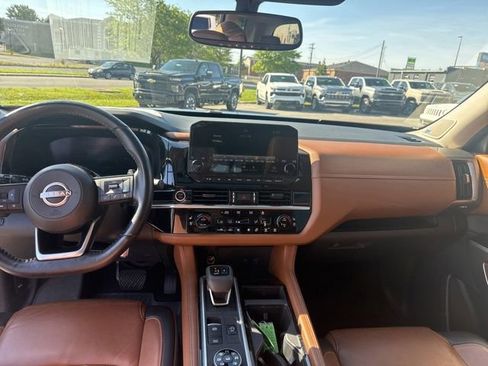 Used 2022 Nissan Pathfinder Platinum w/ Cargo Package AWD/4WD image 30