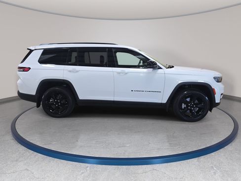 Used 2023 Jeep Grand Cherokee L Laredo AWD/4WD image 5