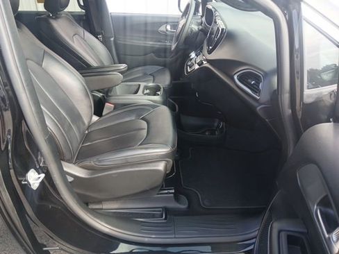 Used 2025 Chrysler Pacifica Select image 27