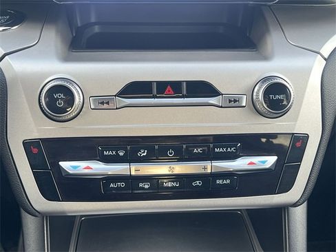 Used 2022 Ford Explorer XLT image 13