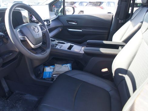 Used 2025 Toyota Sienna XLE Woodland Edition image 14